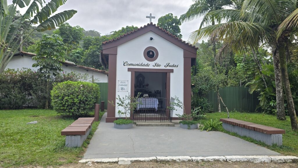 Capela sem porta na Praia das Toninhas