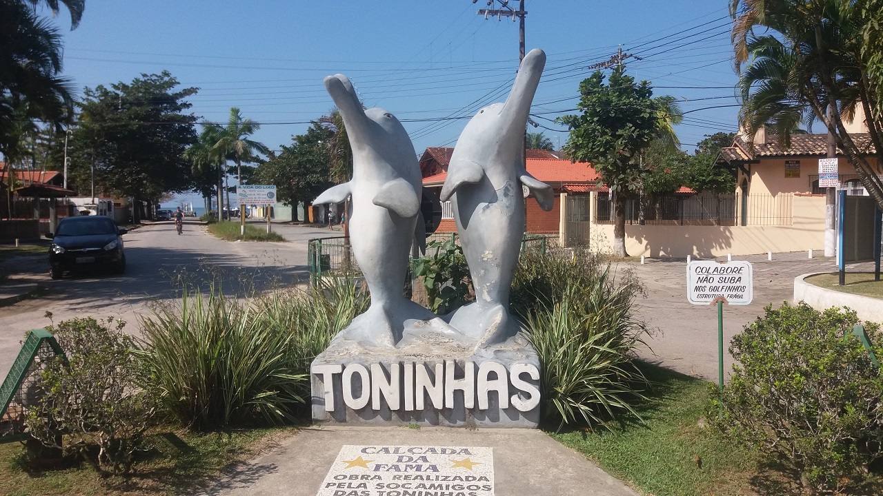 Na entrada principal da Praia das Toninhas um monumento aos golfinhos (toninhas)