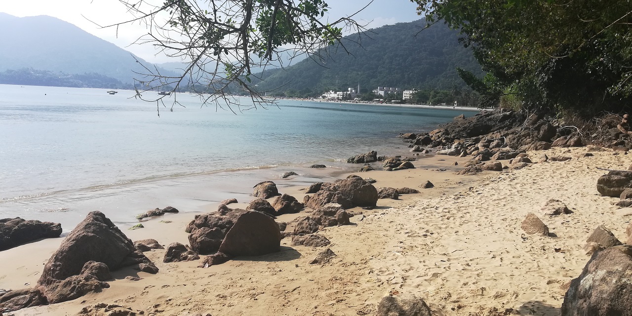 Prainha da Enseada e Praia da Enseada ao fundo