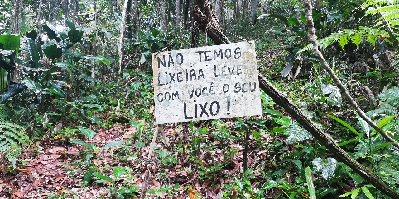 Placa de Conscientização na breve trilha até a Praia do Groza