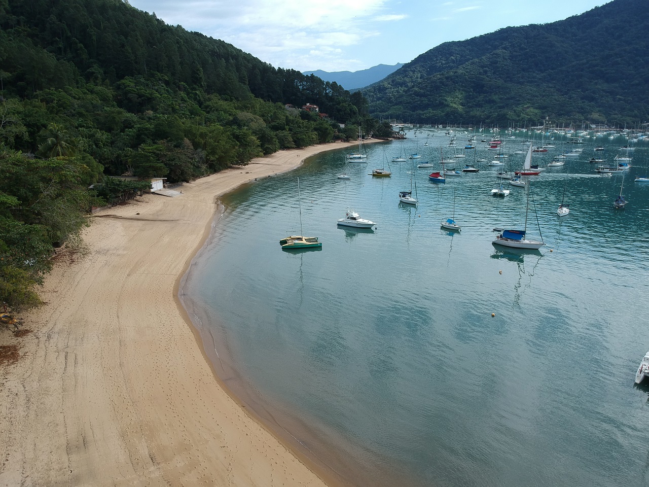 Praia da Ribeira e muitas embarcações ancoradas