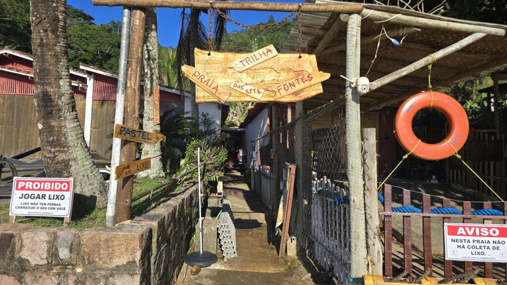 Início da Trilha para a Praia das 7 Fontes