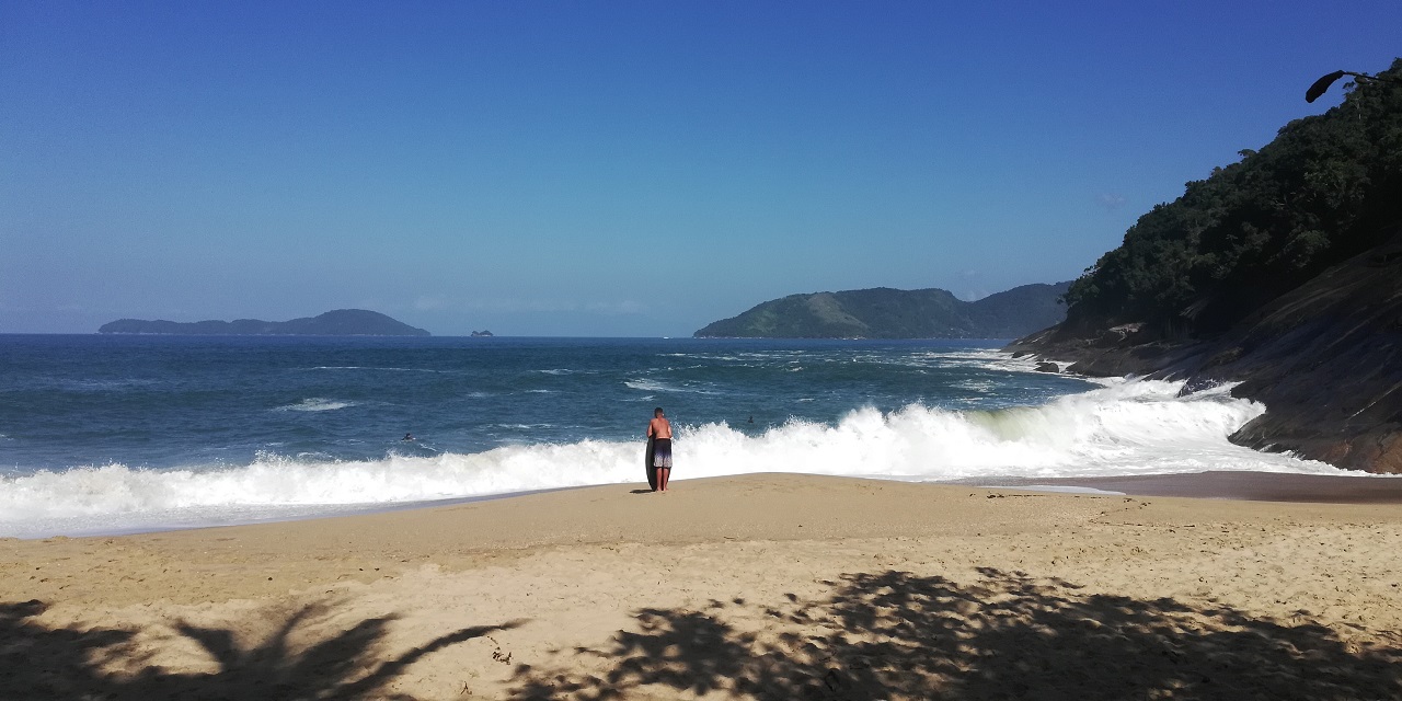 Praia da Sununga e a Ilha do Mar Virado ao fundo