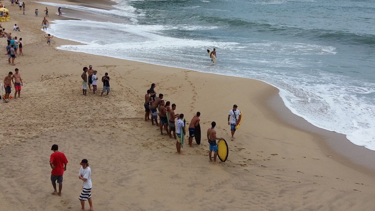 Skimboarders na Praia da Sununga