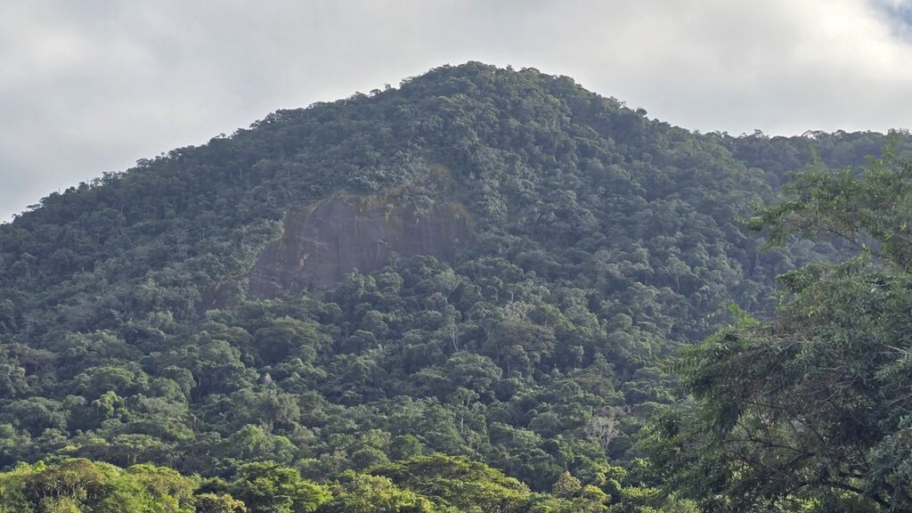 Paredão de Granito onde ocorreu a pichação