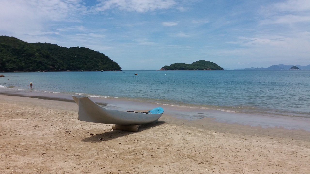 Praia da Almada com Ilha dos Porcos ao fundo