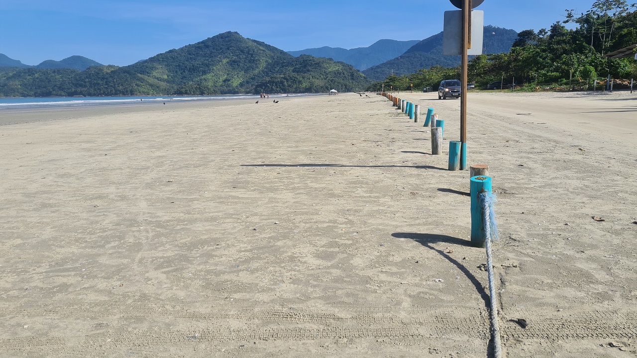 Praia do Ubatumirim e os tocos de madeira que fazem a divisão da praia 