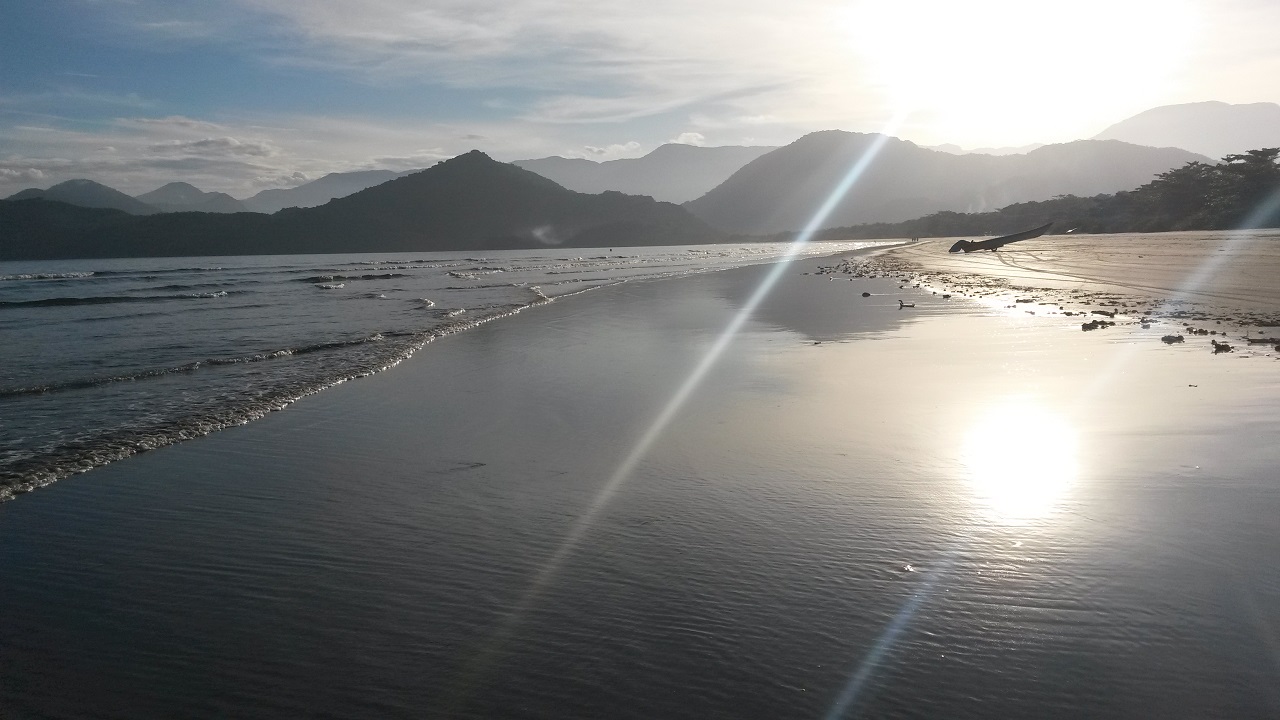 Final de tarde na Praia do Ubatumirim