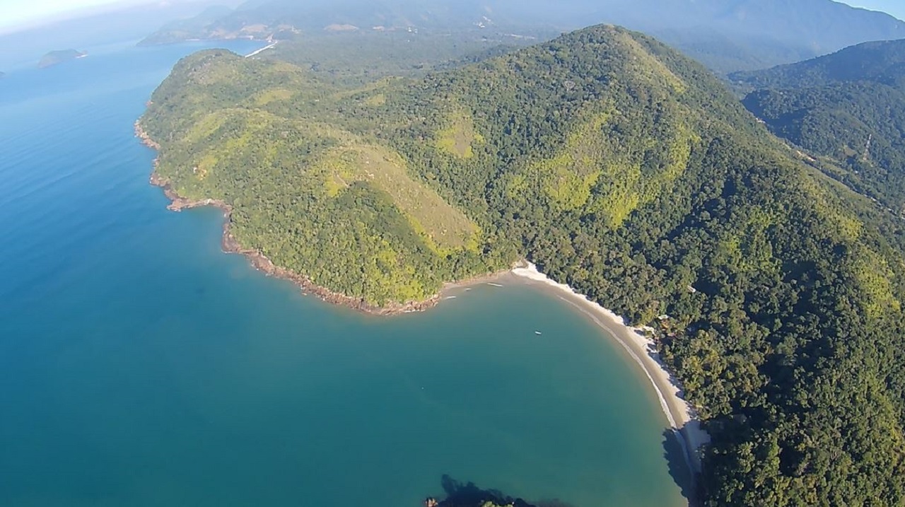 Praia da Justa e ao fundo (esquerda) da imagem a Praia da Puruba