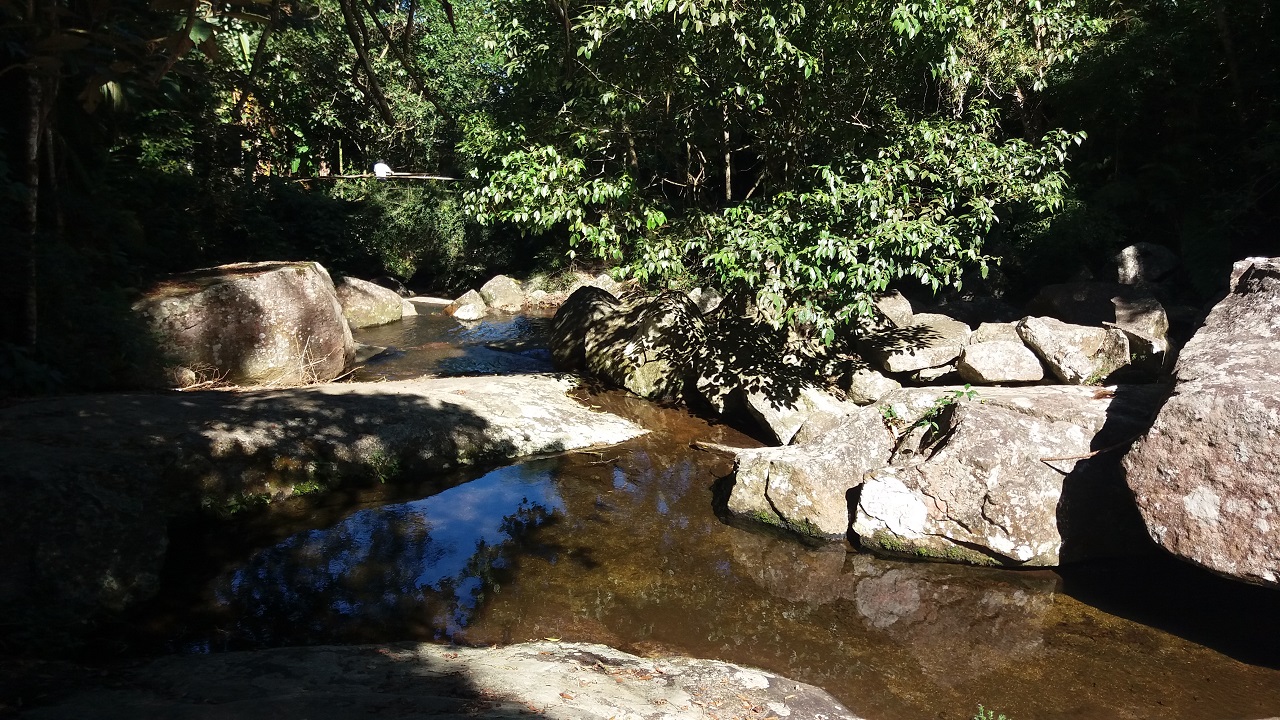 Na parte de baixo da Cachoeira da Escada formam-se poços