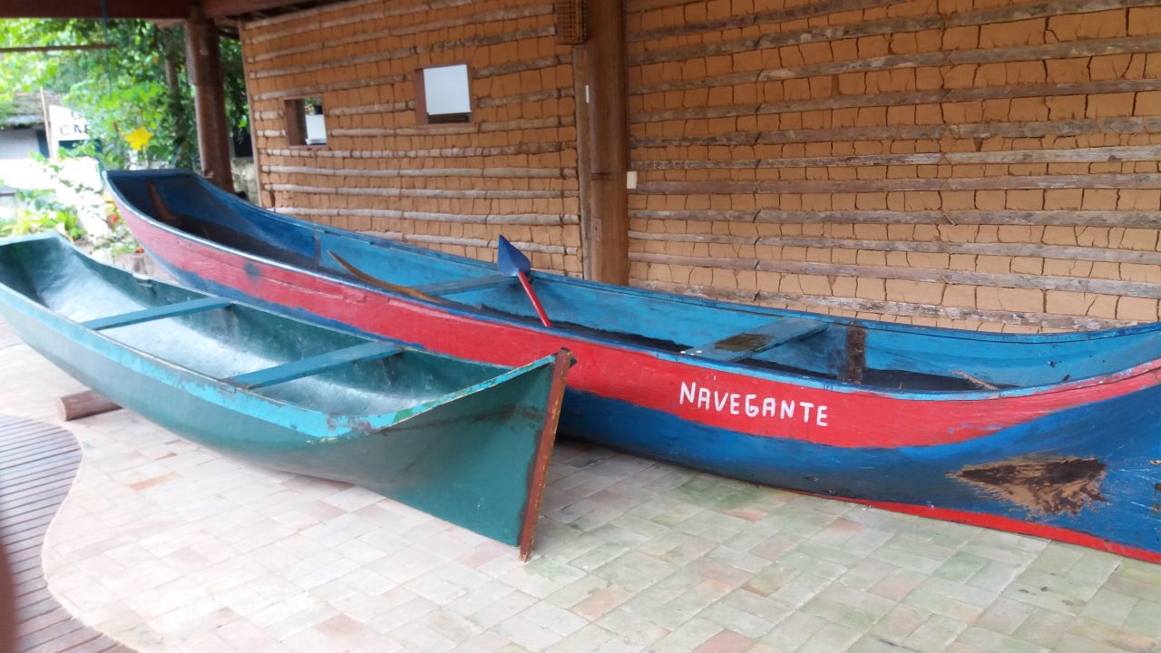 Canoa caiçara na Praia da Almada