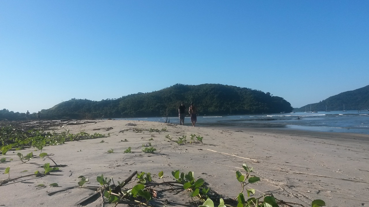 Praia da Barra Seca e a vegetação nativa rasteira preservada