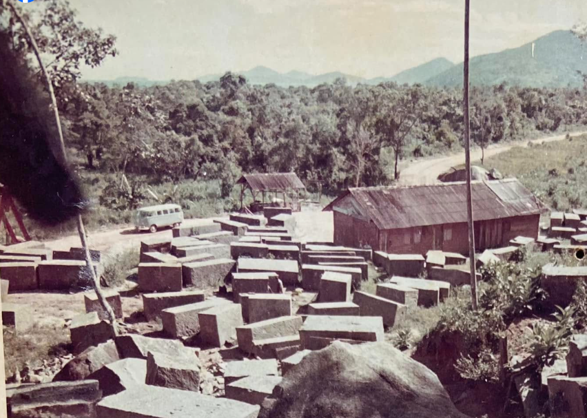 Pedreira em Ubatuba e os blocos de Granito Verde