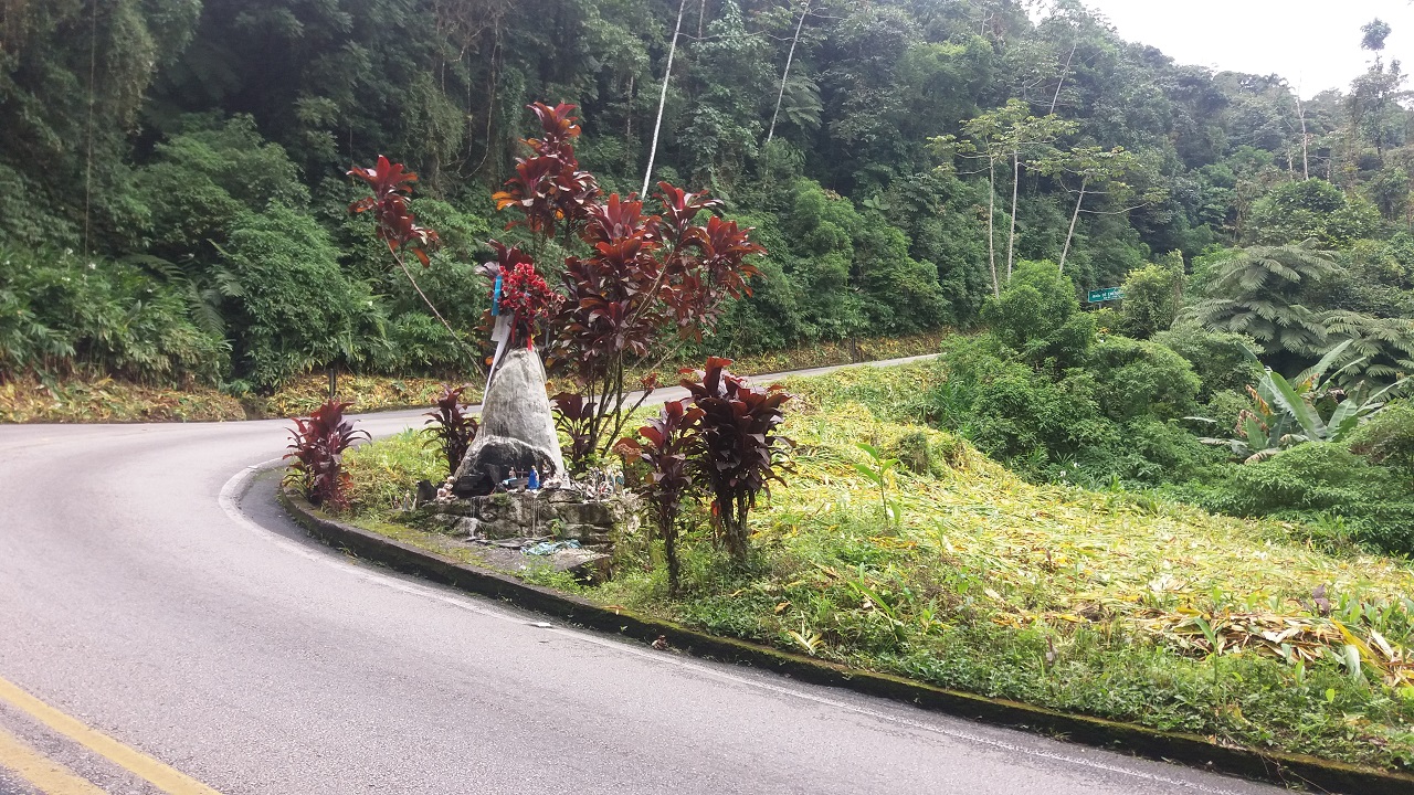 A Cruz de Ferro em uma das curvas de rodovia Oswaldo Cruz