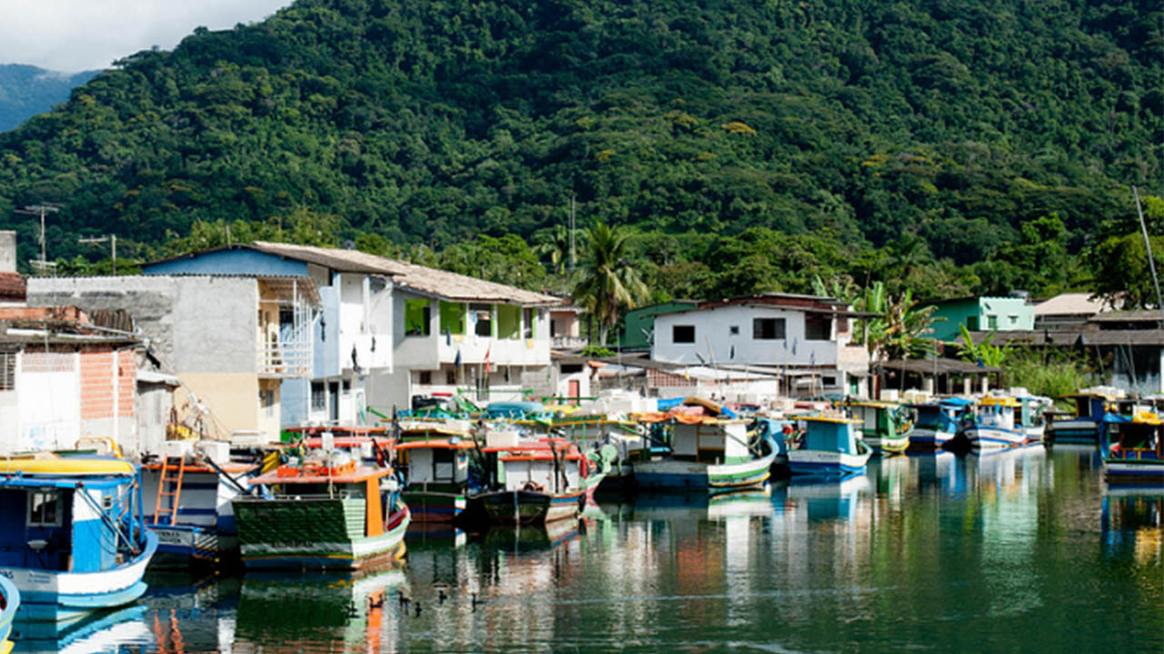 Ilha dos Pescadores e os barquinhos coloridos ancorados