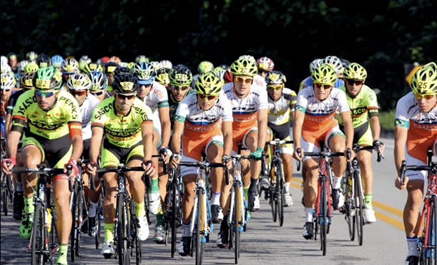 Pelotão no Granfondo em Ubatuba Foto Caio StortiFPCiclismo