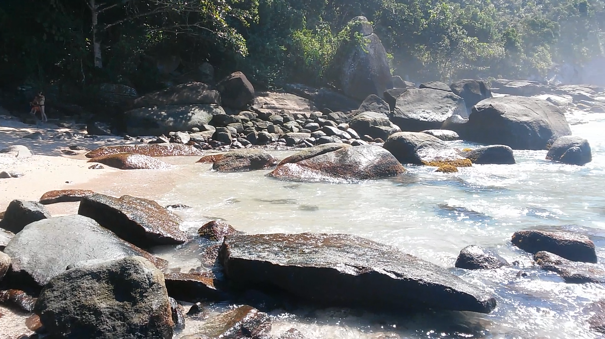 Praia das Conchas e ao fundo a a pedra do Monge Amaldiçoado