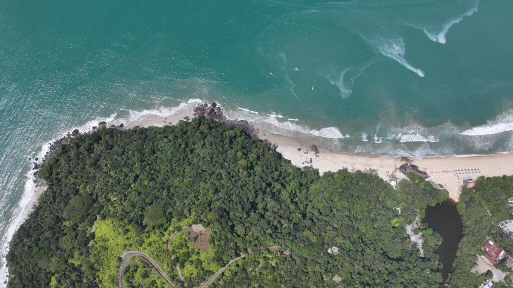 Praia do Lança à esquerda da Praia Canto Itaipú