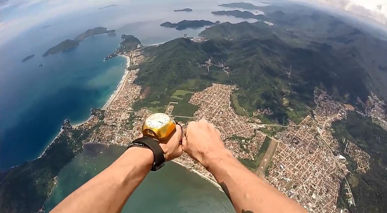 Salto sobre Ubatuba - Imagem de @nascidospara voar_oficial