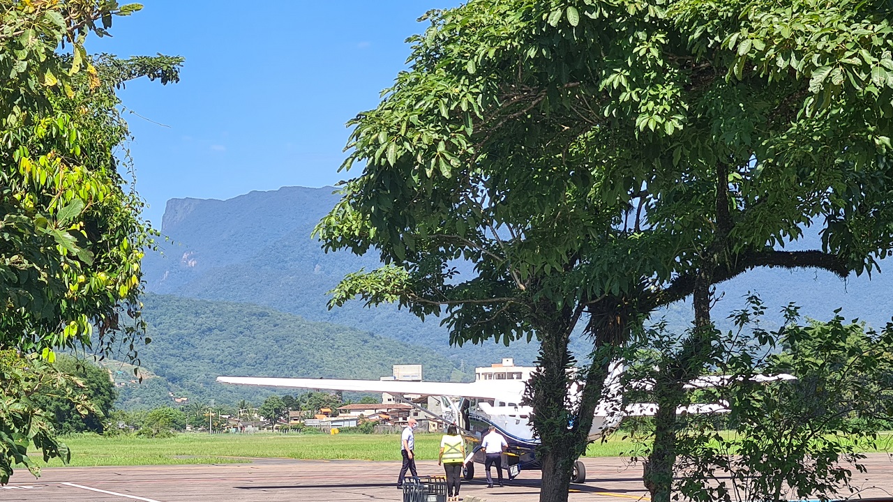 Avião da Azul no aeroporto de Ubatuba - Destaque para o Pico do Corcovado ao fundo