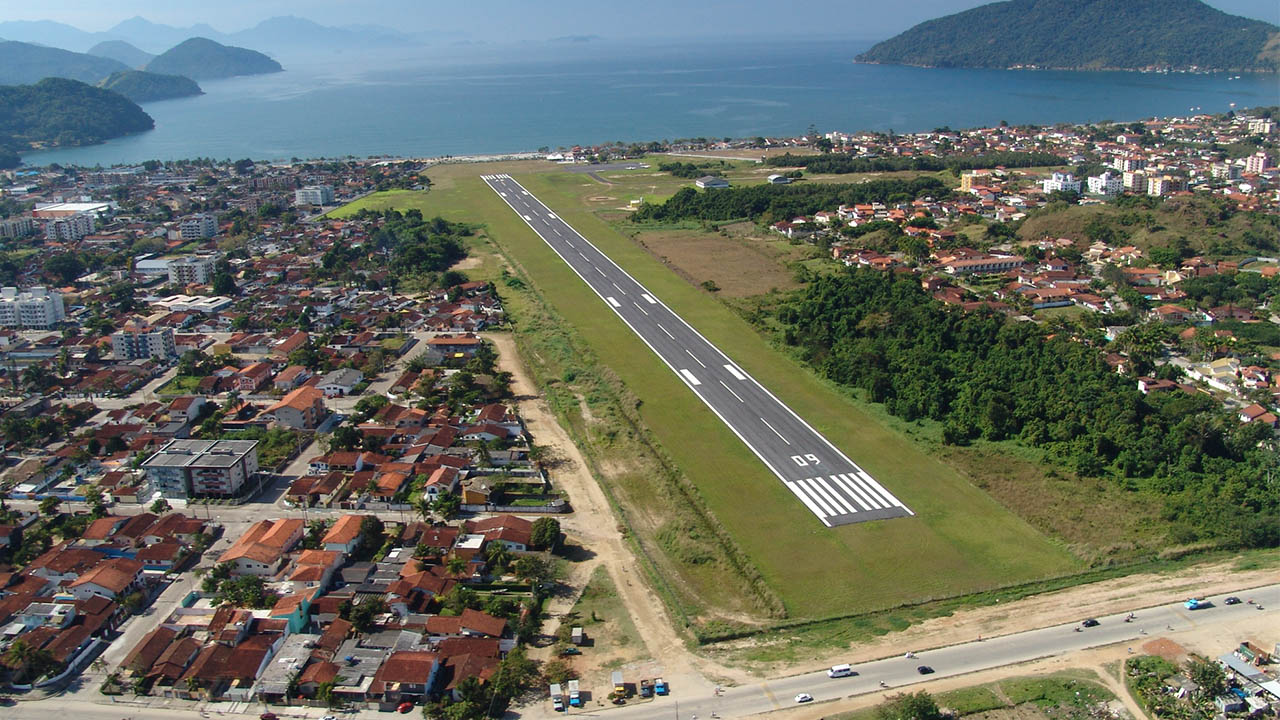 Pista do aeroporto Gastão Madeira em Ubatuba