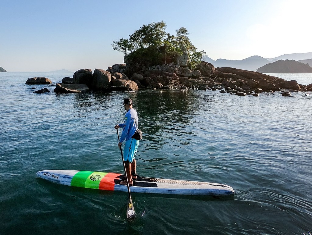 Ilha da Pedra - em frente a Praia do Estaleiro @caminhos.do.sup