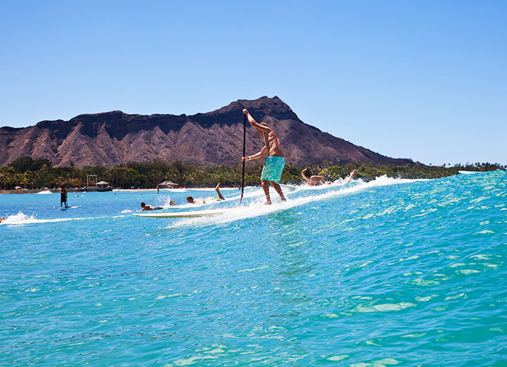 Stand Up Paddle - Imagem extraída de https://reme.paddles.com.br/historia-do-stand-up-paddle-sup/