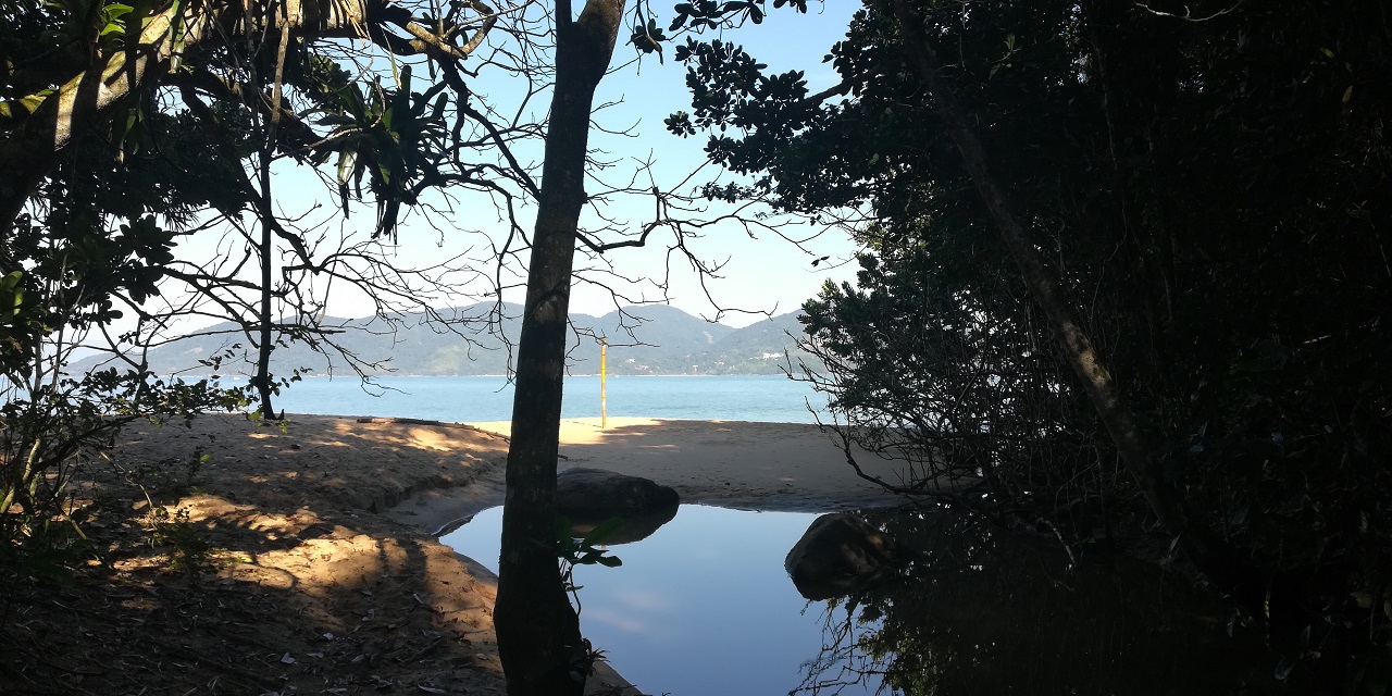 Àgua doce no canto direito da Praia do Bonete