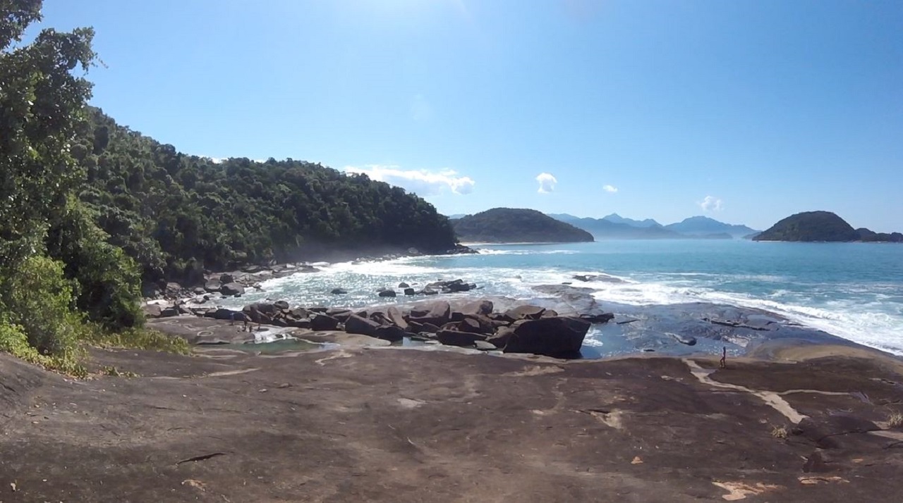 Praia das Conchas a esquerda da costeira e Ilha do Prumirim ao fundo a direita