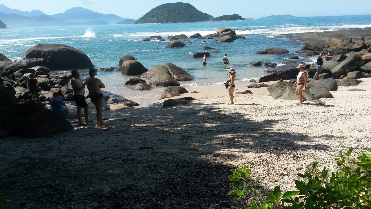 Praia das Conchas - Seu entorno ornamentado com enormes pedras e Ilha do Prumirim a sua frente