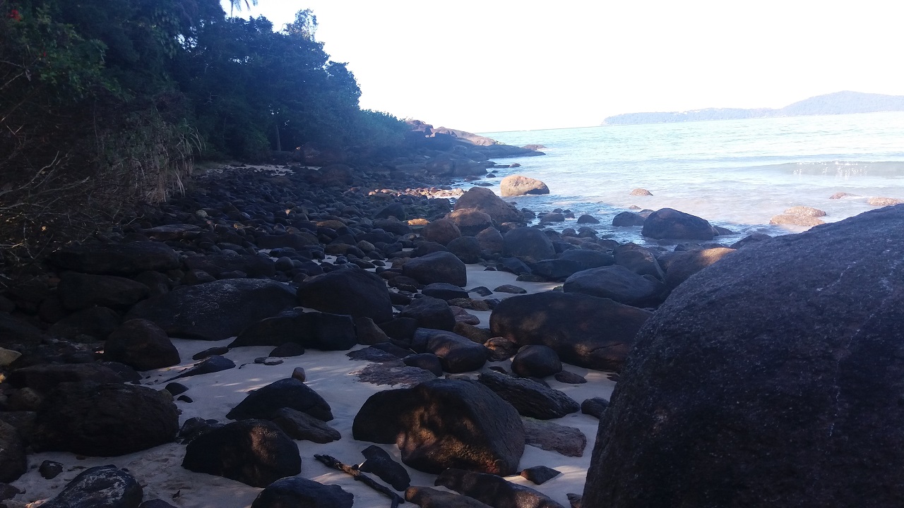 Muitas pedras no canto esquerdo da Praia Vermelha do Norte