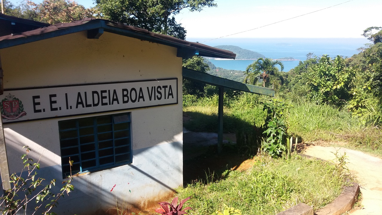 Escola na entrada para a Aldeia Boa Vista