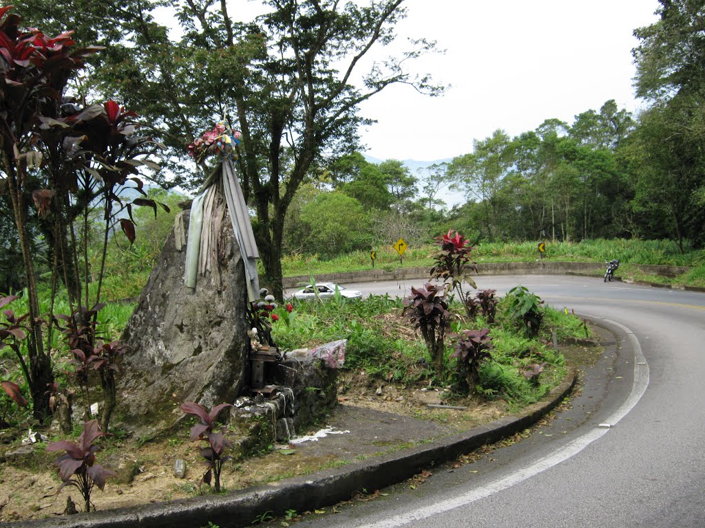 A Cruz de Ferro em uma das curvas da Serra da rodovia Oswaldo Cruz