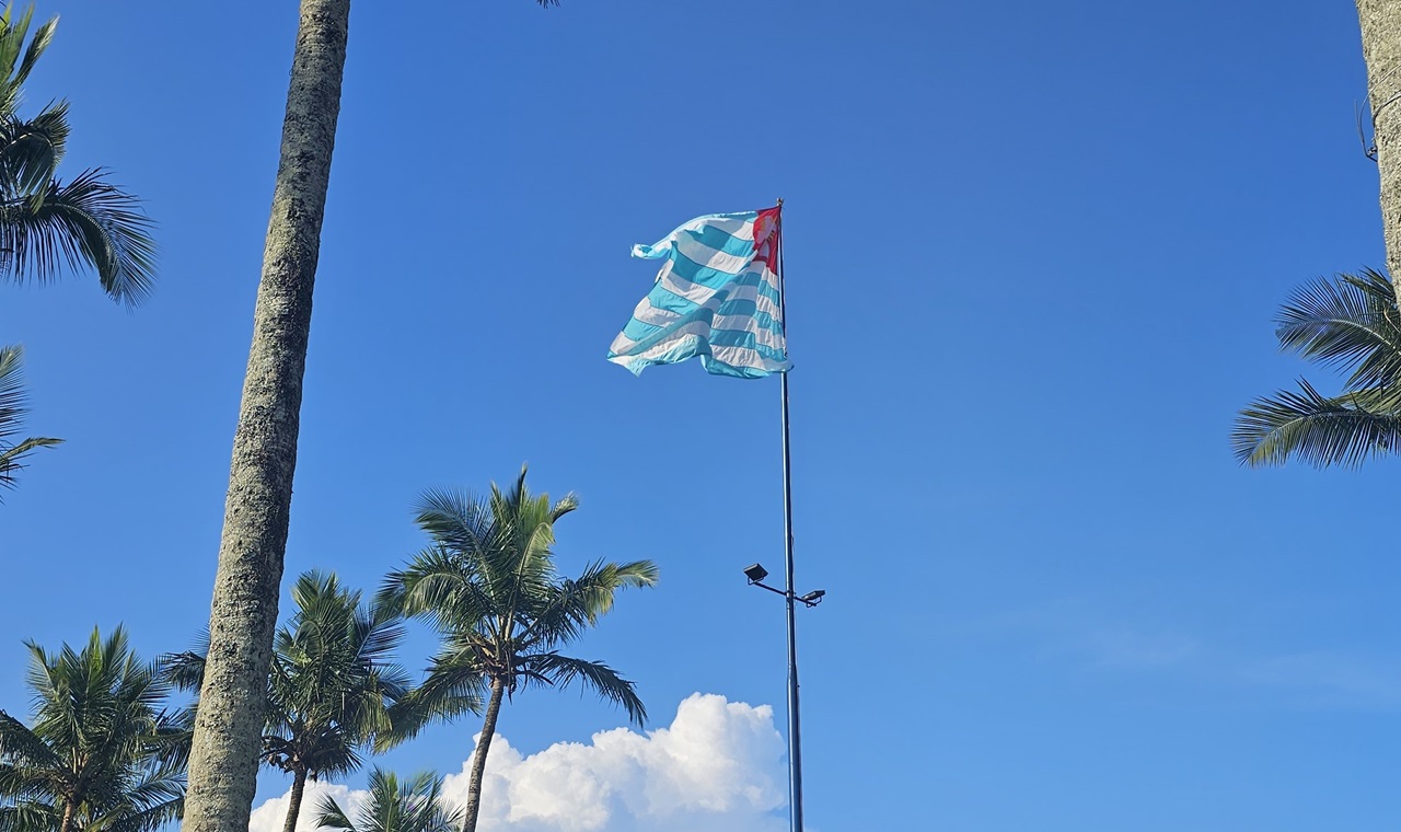 Bandeira de Ubatuba na orla da Praia do Cruzeiro