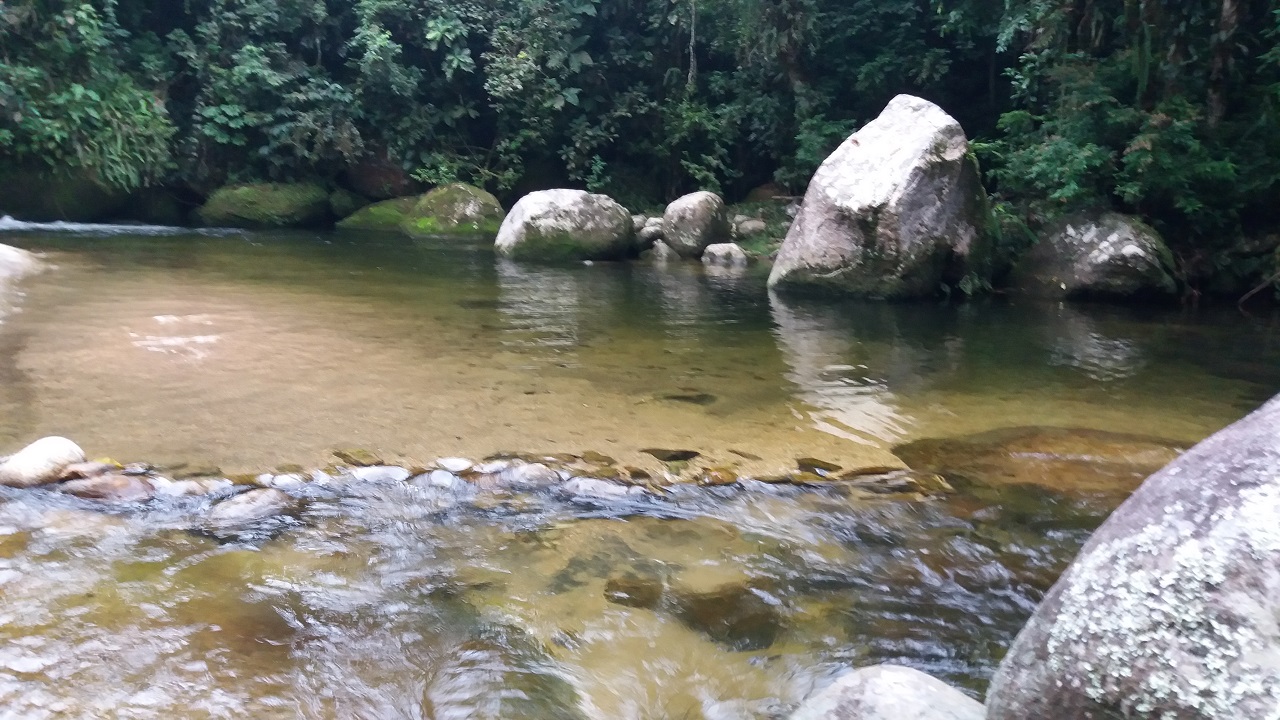 Um grande poço formado pelas águas da Cachoeira da Laje