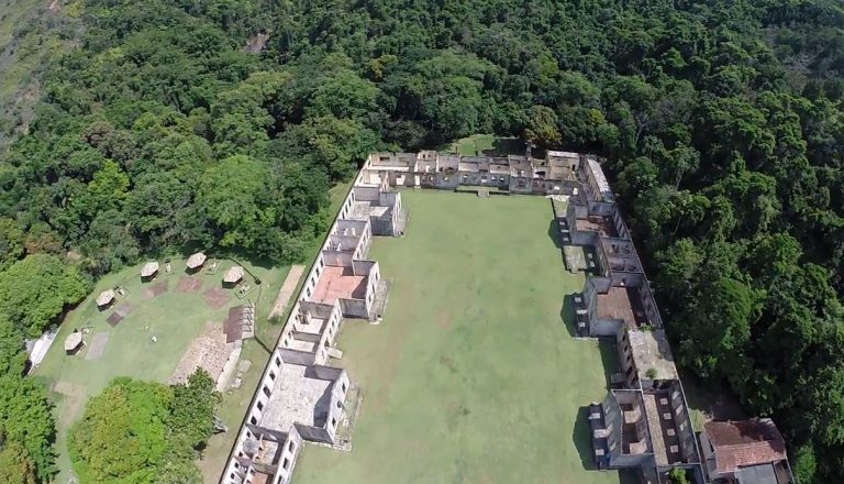 Ruínas do presídio onde ocorreu a rebelião