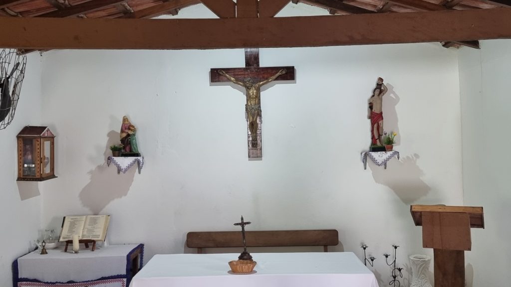 Cristo de bronze na Capela São Sebastião - Praia Grande do Bonete