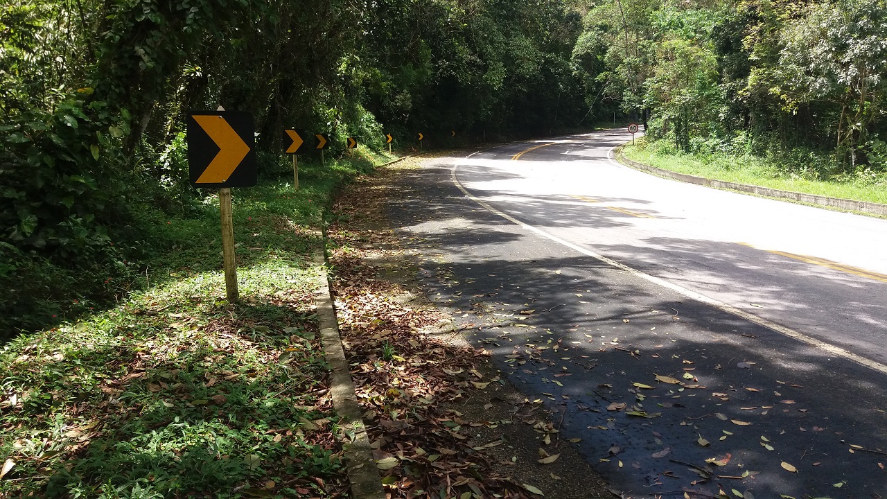 Início da trilha para o Poço do Amor na rodovia Rio-Santos