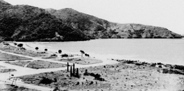 Praia da Lagoinha - Foto de 1952 - Destaque para os pilares da fábrica de vidros