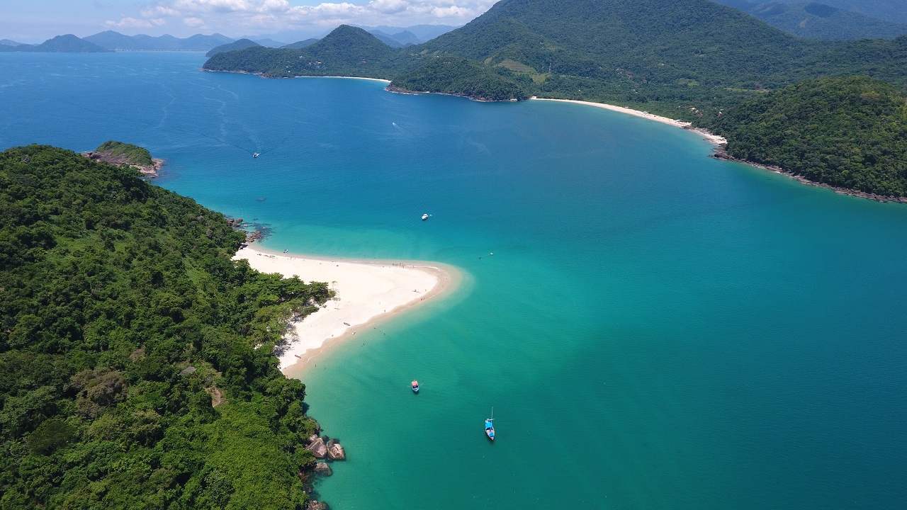 Ilha do Prumirim e Praia do Prumirim a sua frente e Praia do Felix a esquerda - Imagem de @brunoamirimagens