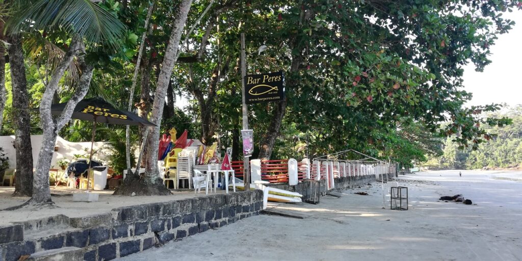 Bar do Peres. na Praia do Lázaro