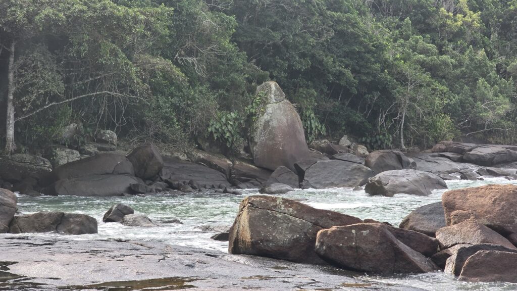 Praia das Conchas e a Pedra do Monge ao fundo