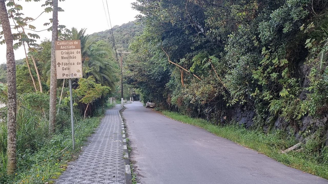 Estrada do Caisão e placa Caminhos de Anchieta