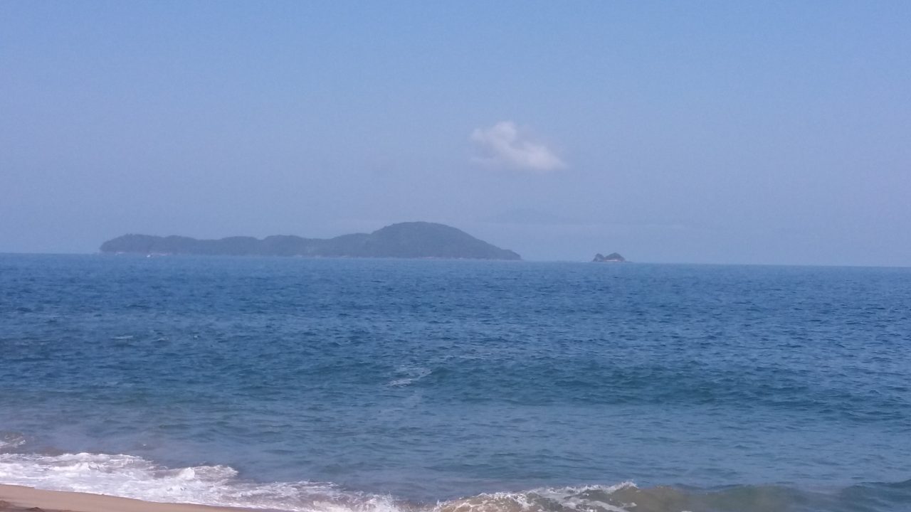 Ilha do Mar Virado vista da Praia da Sununga