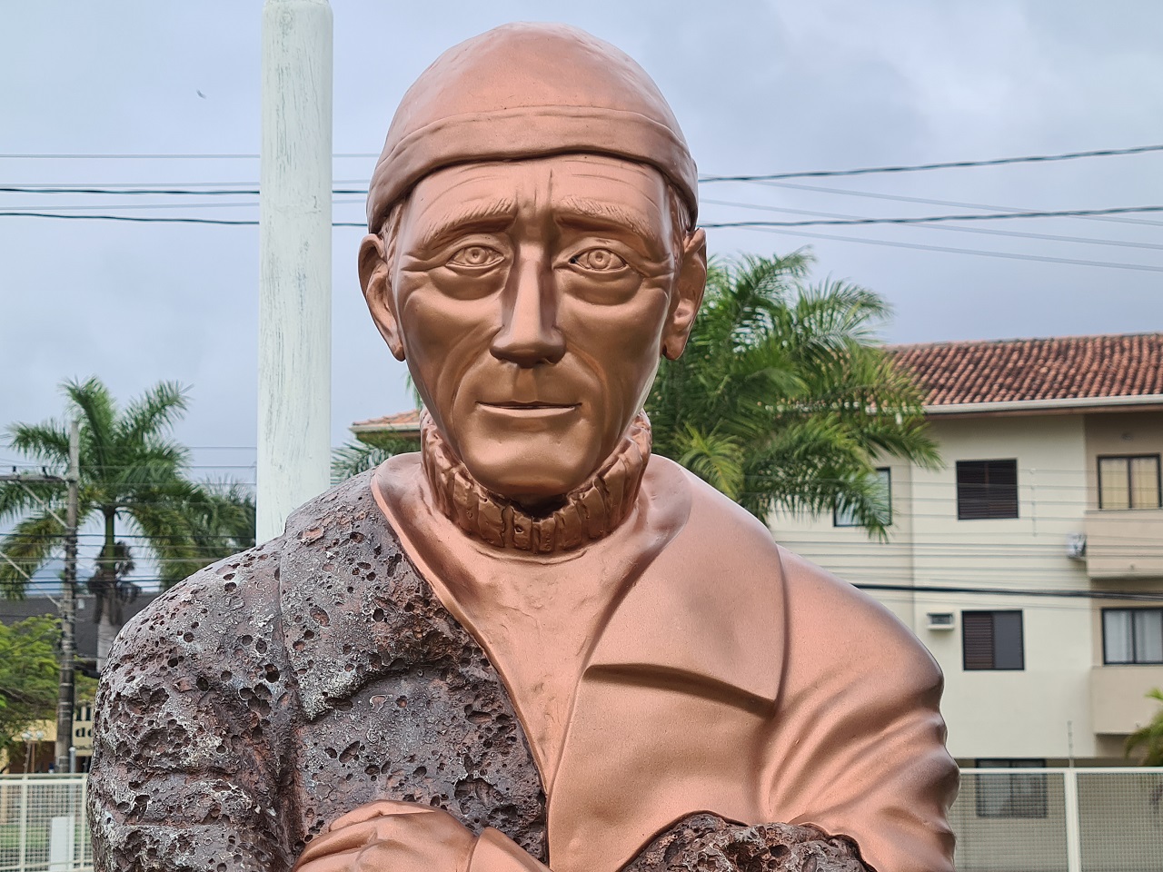 Estátua de Jacques Cousteau é retirada do mar