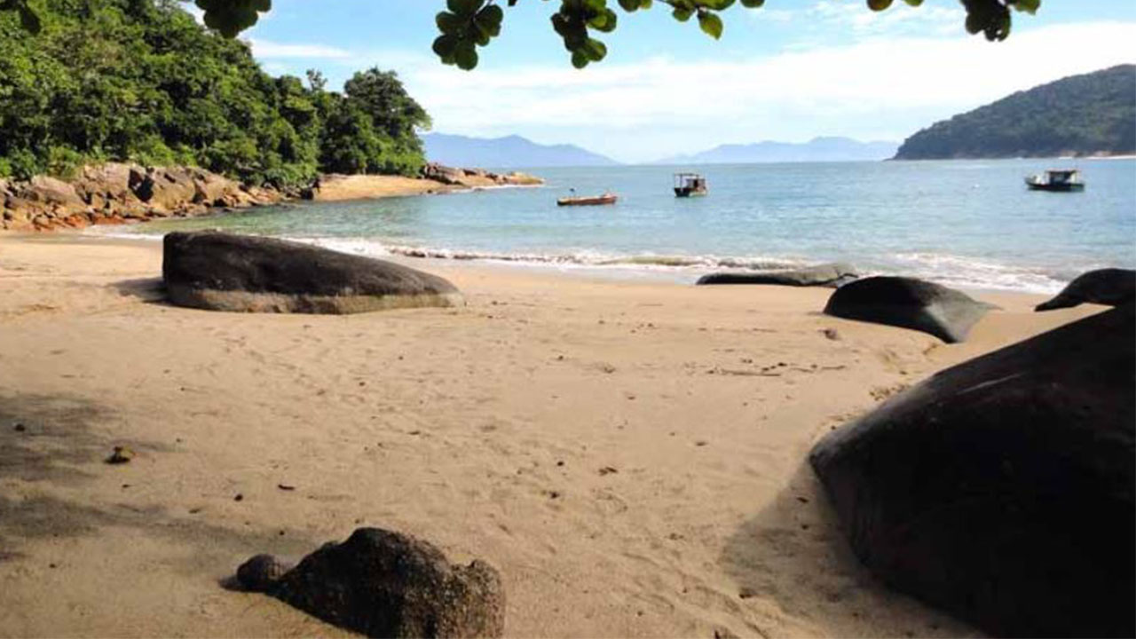 Praia do Saco das Bananas - Ao fundo a esquerda a laje, onde os antigos moradores colocavam os cachos de bananas para amadurecer