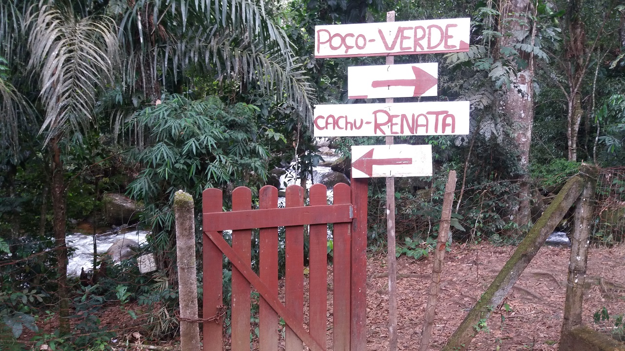 Antiga placa indicando as cachoeiras da região