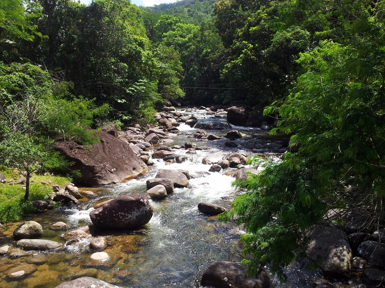 Corredeira de água pós Cachoeira da Renata - Visão da ponte da sitio Santa Cruz