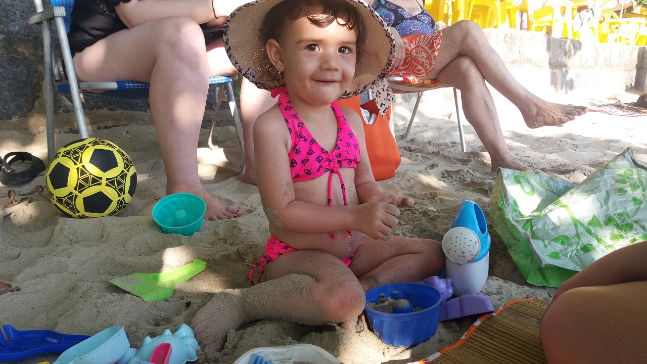 Milena e sua primeira vez na praia