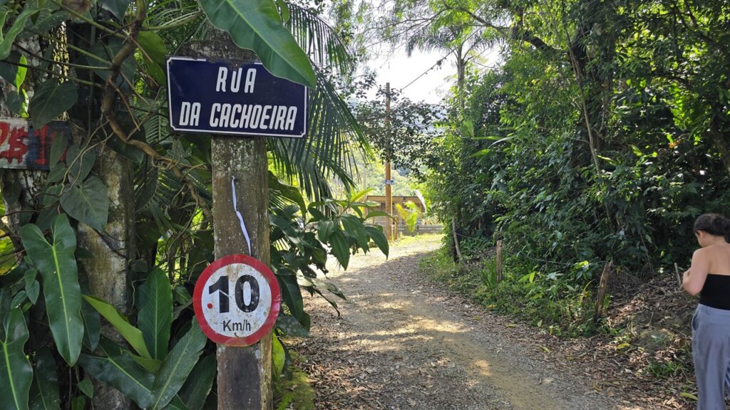 Rua que leva até a Cachoeira do Corrêa